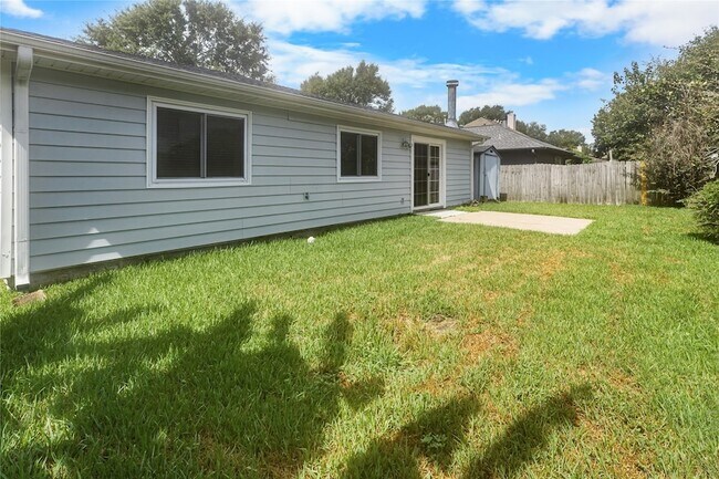 Building Photo - 1735 Oak Ridge Dr