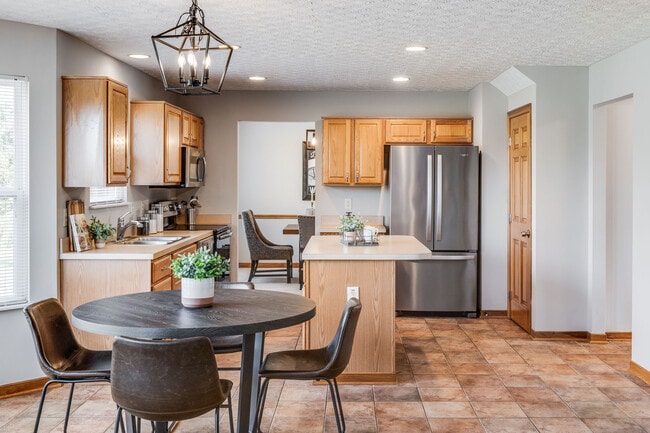 Building Photo - 7225 Bromfield Dr