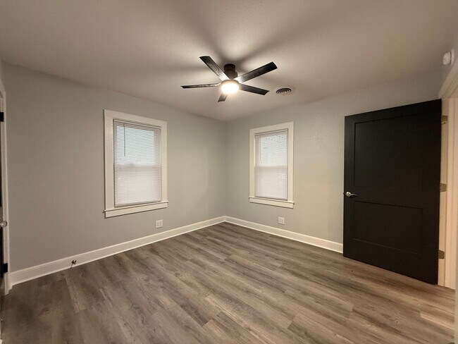 Building Photo - 313 E Bernard Ave