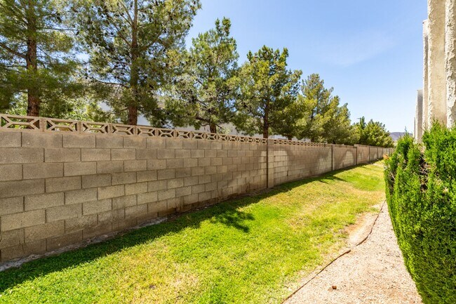 Building Photo - 2 Bedroom Townhome with 2 car attached garage in Henderson