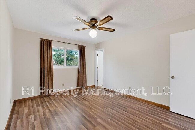 Building Photo - 2702 Avenida Del Sol