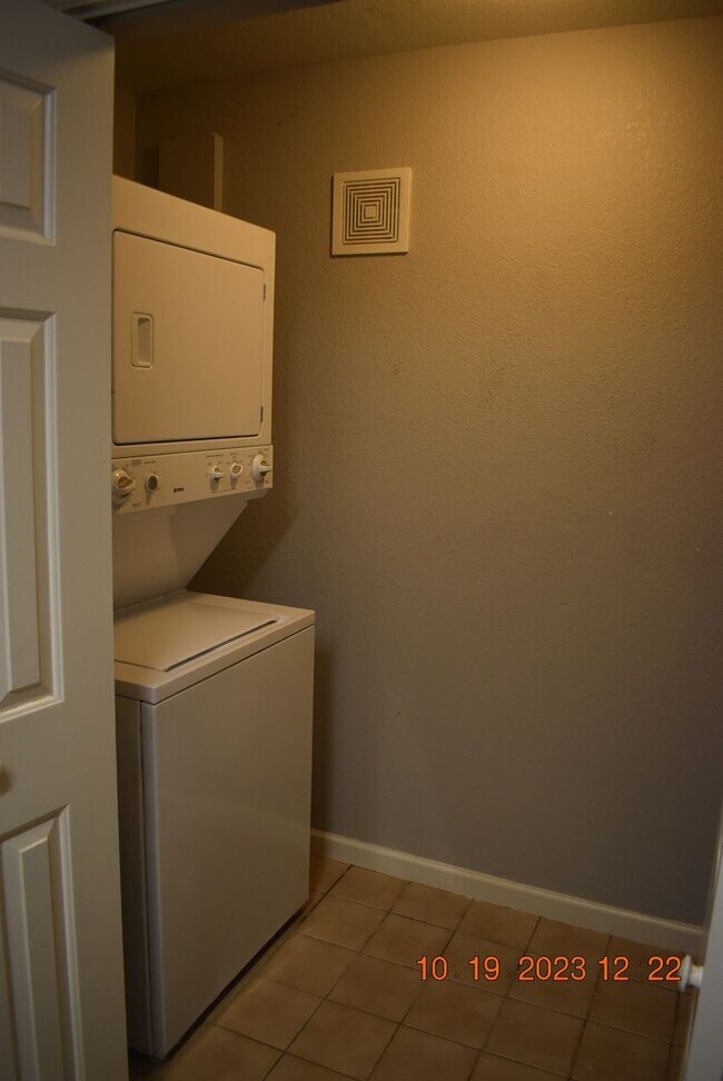 Building Photo - Spacious 2 bed + bonus room / Littleton Condo, Wonderful Location