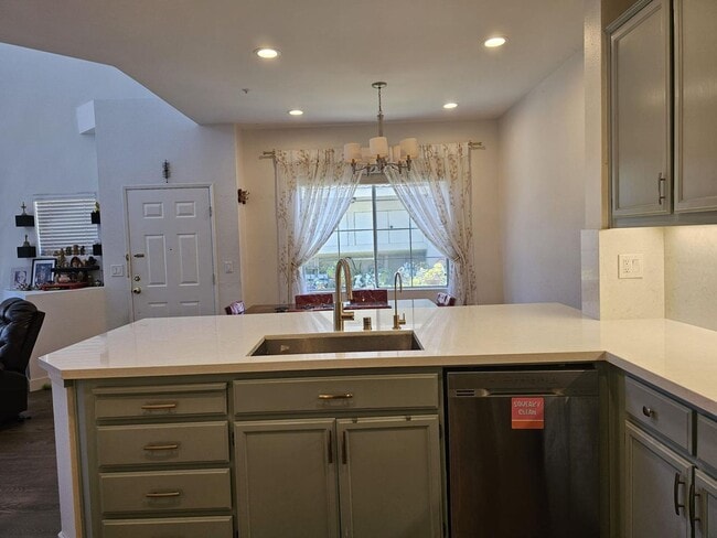 Building Photo - Modern 3BD/3BA Townhouse in Prime Union Ci...