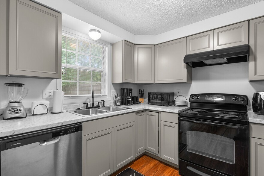 Kitchen - 6602 Seat Pleasant Dr