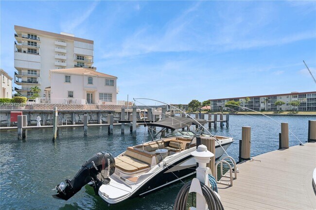 Building Photo - 1160 Hillsboro Mile