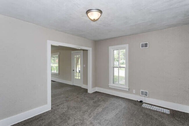 Building Photo - Spacious 3 Bed/2 Bath Home for Rent in Newton! Coming Available in mid-July!