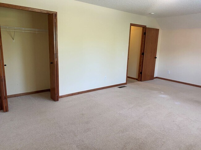 Building Photo - 3010 Cottage Ln N