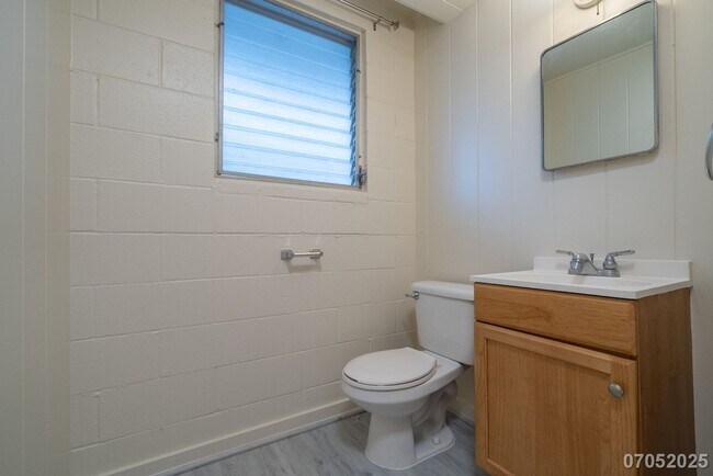 Building Photo - Available Now! 2 BD / 1 BA / 1 Parking sta...
