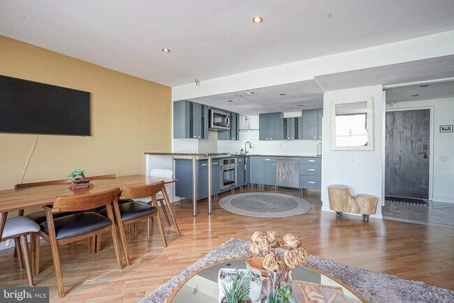 Building Photo - 3 N Christopher Columbus Blvd