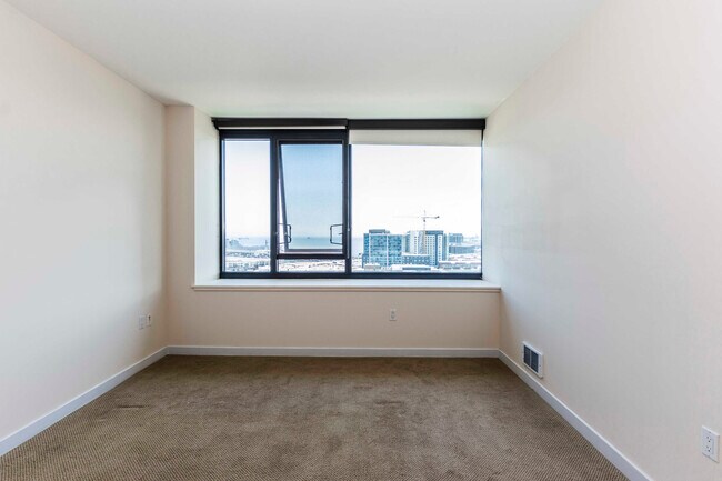 Building Photo - 250 King St