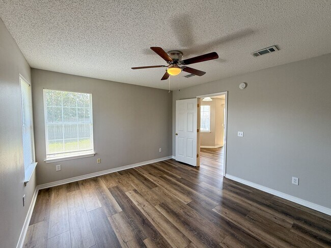 Building Photo - 3 bedroom 2 bath home with all new floorin...