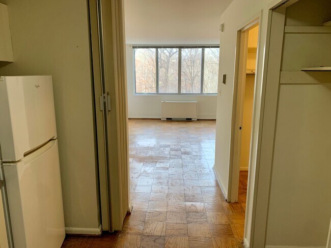 Building Photo - MOVE IN SPECIAL Spectacular Studio in Van ...