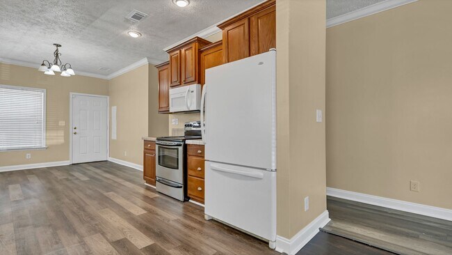 Building Photo - Spacious 3-Bedroom Home with Recent Upgrad...