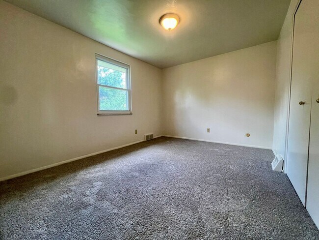 Building Photo - Fantastic Two Bedroom Townhouse in Penn Hills with Garage & Patio! Call Today!