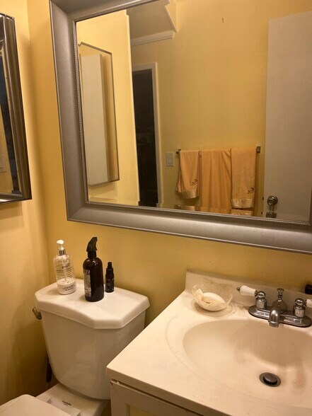 Downstairs bathroom with shower - 3512 Pacific Ave
