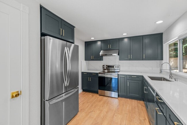 Building Photo - 3 bedroom 3 bath Finn Hill Kirkland