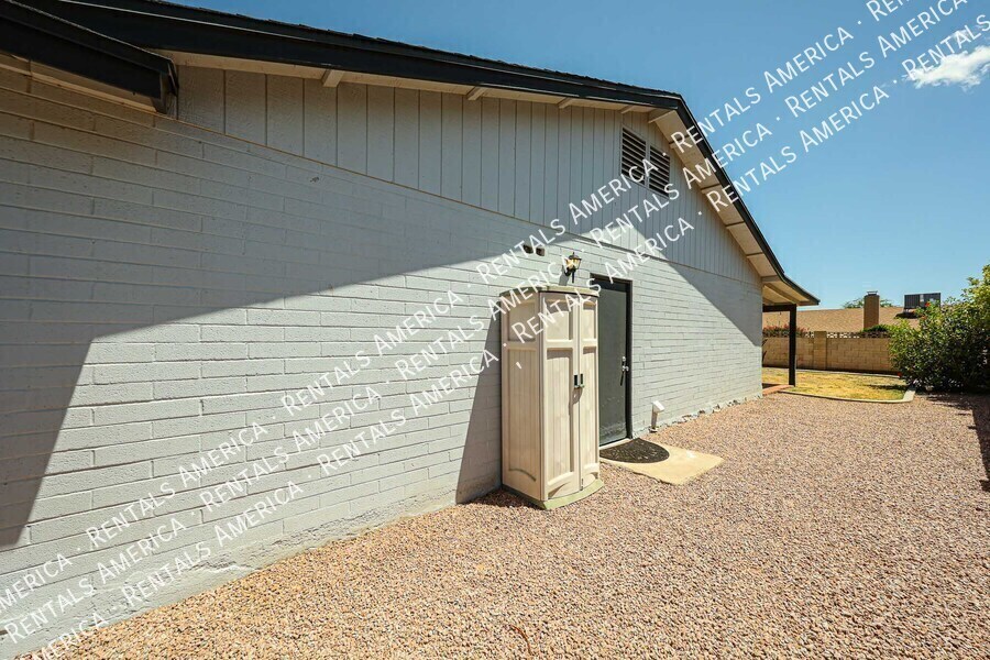 Building Photo - 10627 S 44th St
