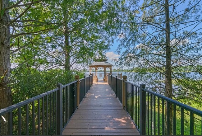 Building Photo - 1100 Lake Shadow Cir