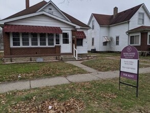 Building Photo - 2 bedroom 1 bath cottage