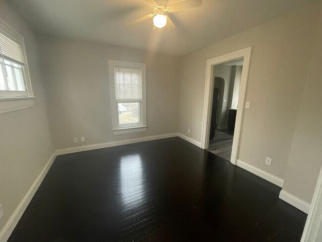 Building Photo - Pet Friendly 2 Bed 1 Bath Single Family Ho...