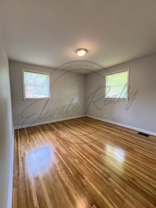 Building Photo - All Brick, 3 Bedroom Ranch in Hendersonvil...