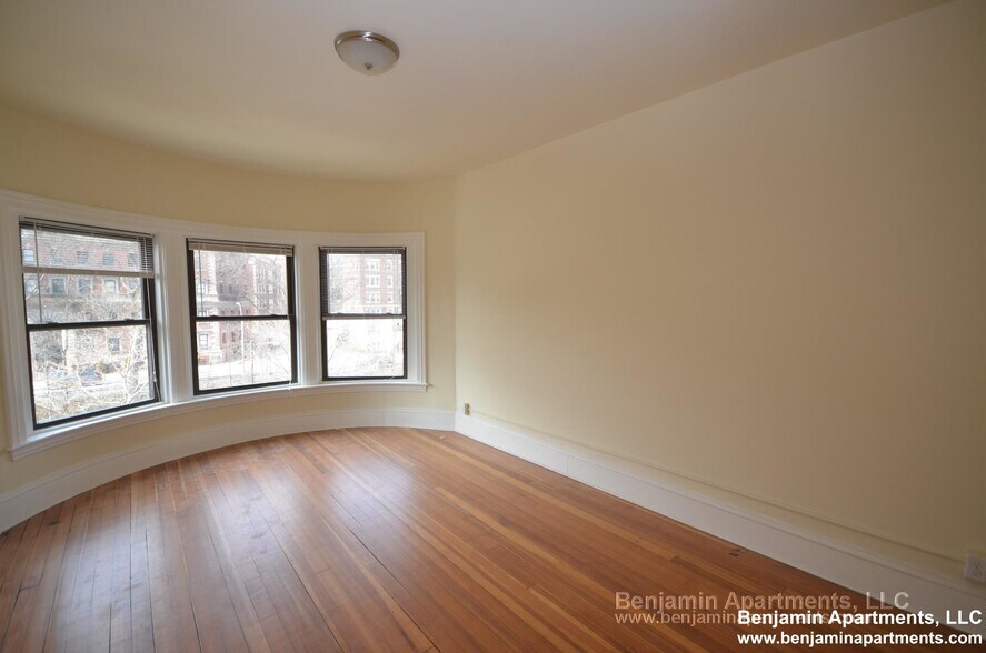 Building Photo - 1493 Beacon St