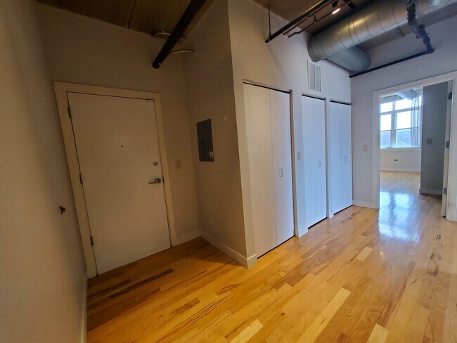 Building Photo - 10 S Dunton Ave