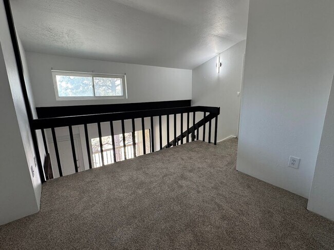 Building Photo - Beautifully Remodled 2 Bed 2 Bath Top Floo...