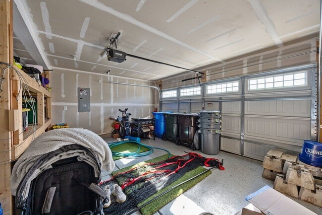 Building Photo - 160 Day Song Ct