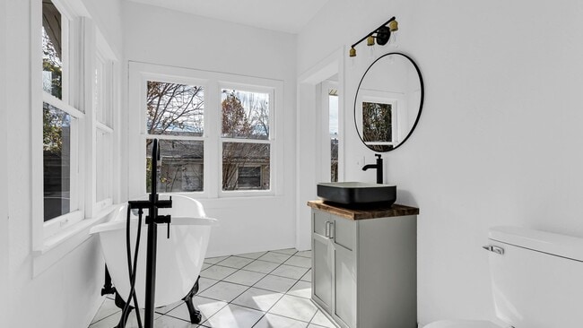 Building Photo - 2 Bedroom 2 Bath