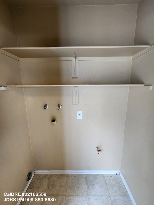 Building Photo - Price Lowered! Ontario 2 bedroom Townhouse