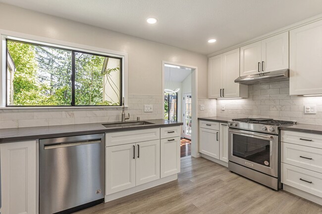 Building Photo - Beautiful Remodeled 3 Bedroom Townhome