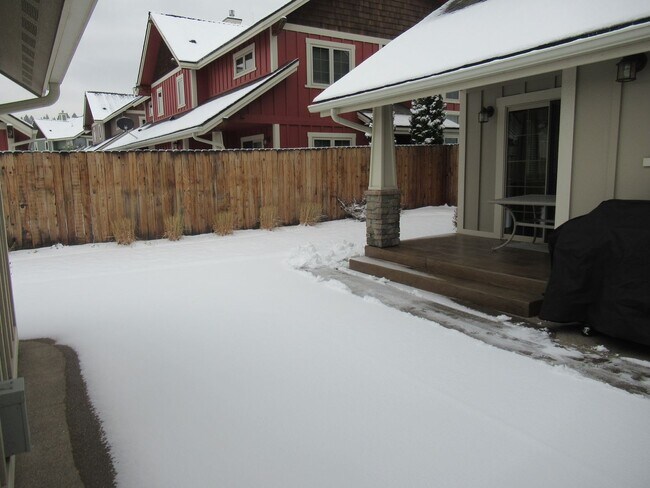 Building Photo - 2 Bed 2.5 Bath Furnished River Lakes Townhouse!