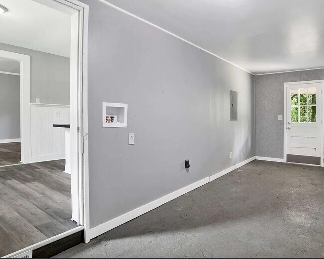 Building Photo - 1633 Phillips Ln