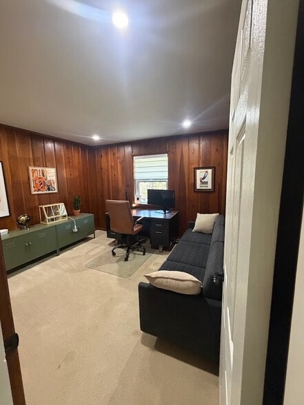 Building Photo - 3737 Lakeshore Dr