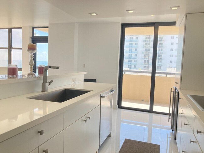 Building Photo - 2555 Collins Ave