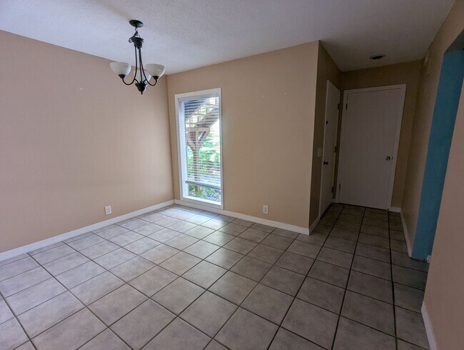 Building Photo - 222 Crown Oaks Way
