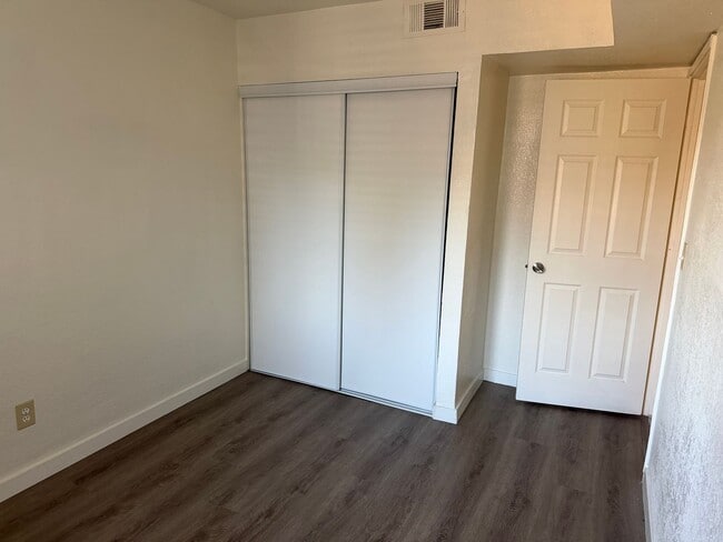 Building Photo - 3 Bedroom 1.5 Bathroom Townhouse