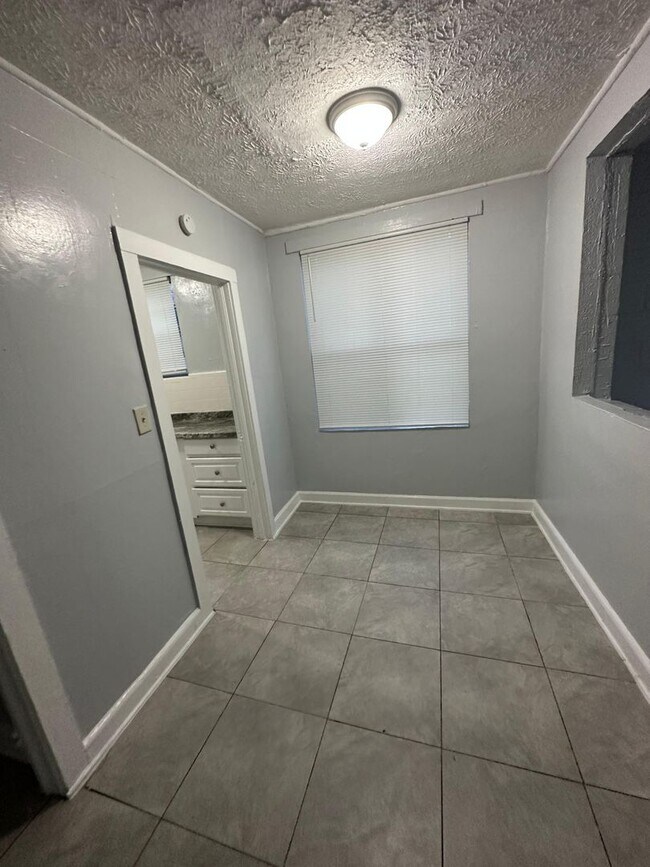 Building Photo - 1923-1925 Ella St