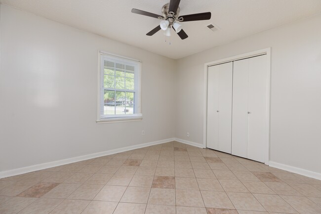 Building Photo - 110 Greenwood Cir
