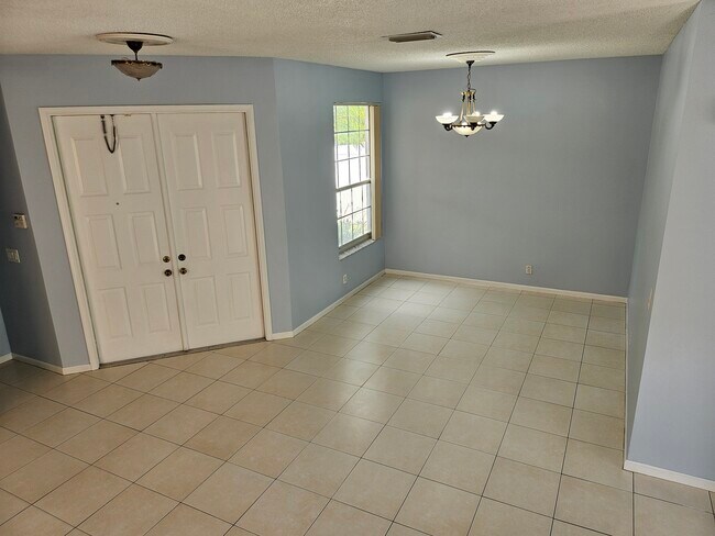 Main Entrance / Dining - 15746 SW 20th St