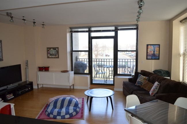 Building Photo - 811 W Eastwood Ave