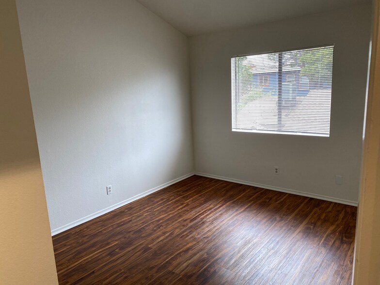 Building Photo - 801 Newport Ave