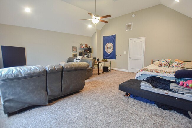 Building Photo - Pet Friendly Three Bedroom with Bonus in Rossview!