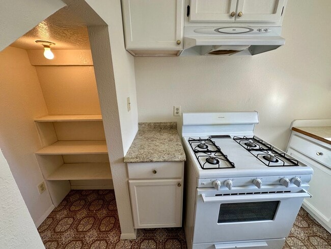 Building Photo - 2 Bedroom 2 Bathroom 2 Story House Walking...