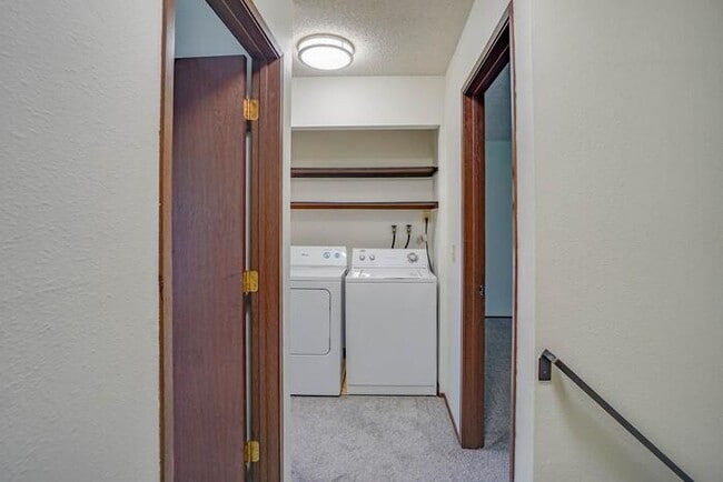 Building Photo - THREE BEDROOM TOWN HOME WITH GARAGE IN HAZEL DELL