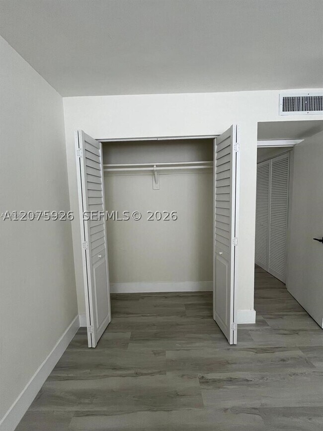 Building Photo - 899 West Dr