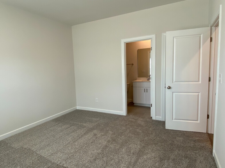 Building Photo - Room in Townhome on Tears Ln