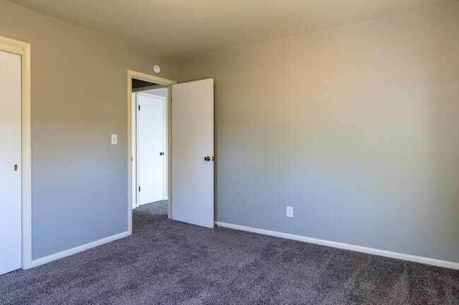Building Photo - 6050 Laurel Hall Dr