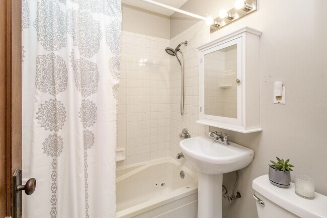 Building Photo - Wonderful 2 Bedroomed House in the heart of Saint Paul.